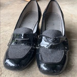 Tahari Gray and Black Womens Low Heels